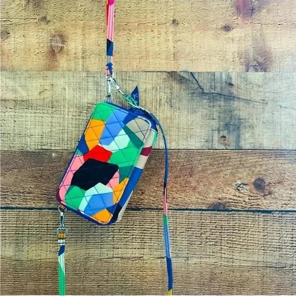 NWOT 
Vera Bradley Pop Art All In One Quilted
RFID Wristlet/Crossbody - Picture 4 of 11